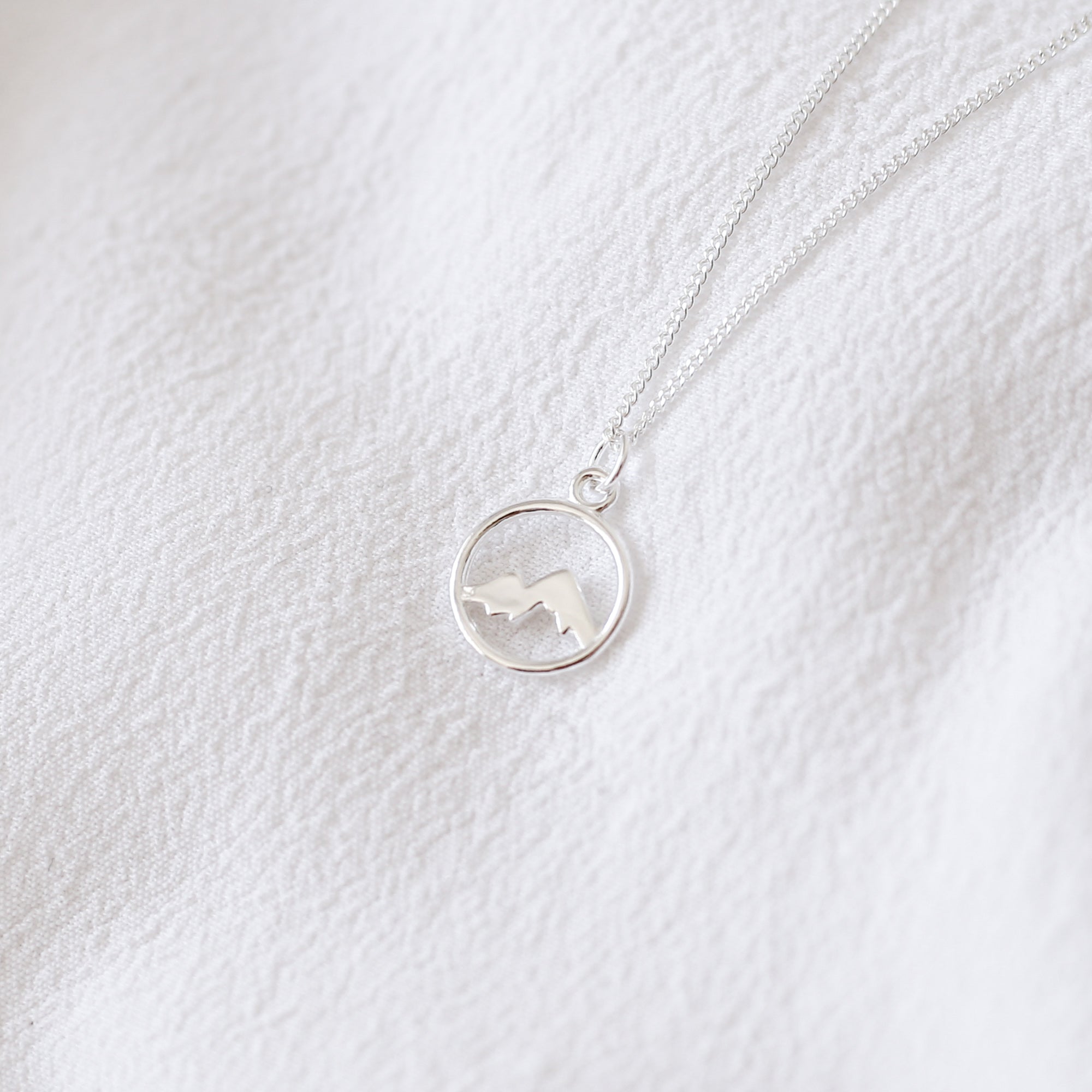Dainty Mountain Charm Necklace - Vinci Woman