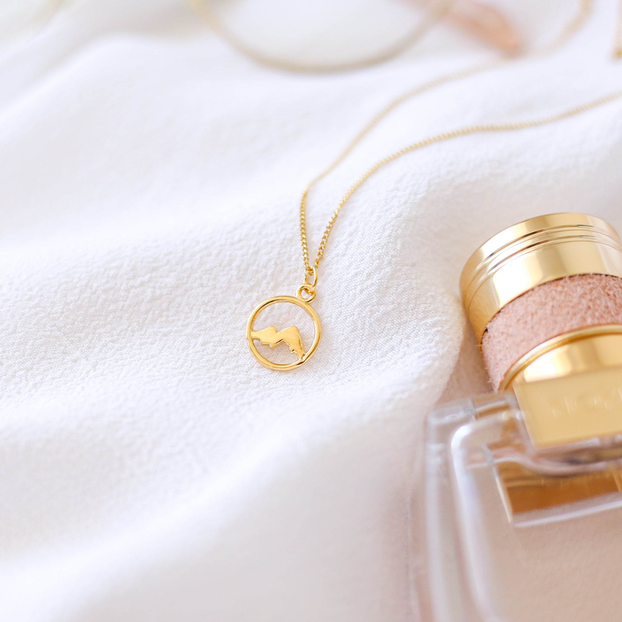 Dainty Mountain Charm Necklace - Vinci Woman